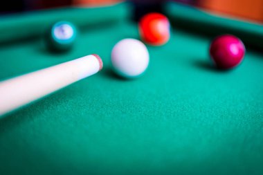 Yeşil bilardo masasında bilardo topu kompozisyonu. Kumar bilardo oyunu.