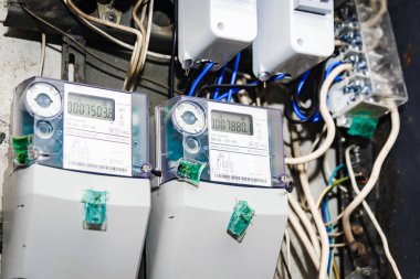 Kilowatt 'lık elektrik sayaçları, elektrik besleme sayaçları. Modern akıllı şebeke yerleşim yeri dijital güç sayacına yakın çekim. Kapalı mekanda çekim..