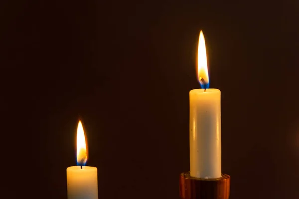 Dva Plameny Svíčky Tmavém Pozadí Symbol Modlitby Vzpomínky Náboženství Koncepce — Stock fotografie