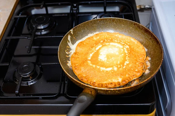 American Pancake Burn Pan Σπιτική Τηγανίτα Τηγανιτή Τηγάνι Στην Κουζίνα — Φωτογραφία Αρχείου