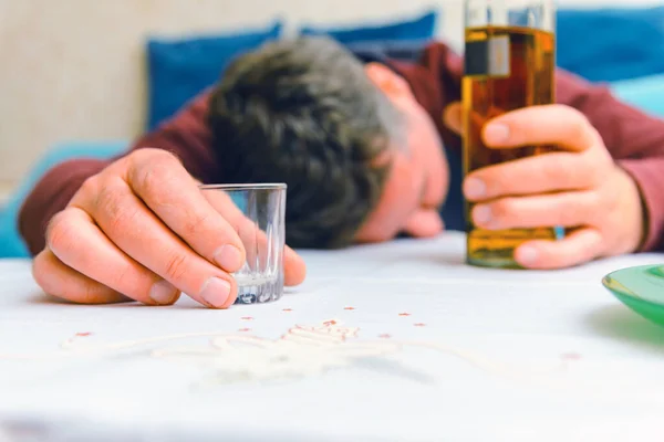Okontrollerad Konsumtion Alkohol Alkoholism Sjukdom Närbild Flaska Alkohol Och Glas — Stockfoto