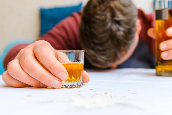 Niekontrolowane Spożycie Alkoholu Choroby Alkoholowej Zbliżenie Butelki Alkoholu Szkła Koncepcja — Zdjęcie stockowe