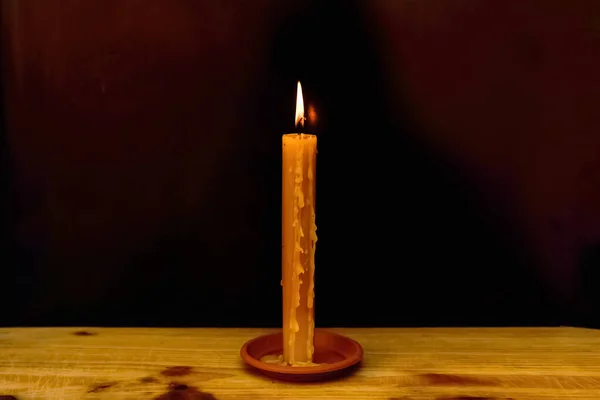 어두운 테이블에 불타는 후드에 무서운 실루엣 Concept Copy — 스톡 사진