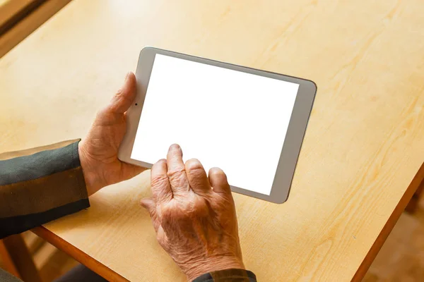 Vacio Blanco Pantalla Mockup Elderly Mujer Usando Tablet Old Mesa — Foto de Stock