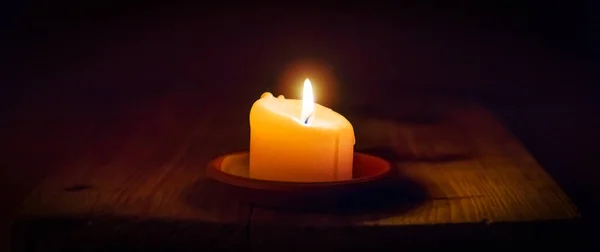 Religionskonzept Kerze Anzünden Auf Altem Holzhintergrund Der Kirche Kerzenschein Auf — Stockfoto