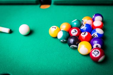 Yeşil masada bilardo piramidi. Yeşil masada bilardo ıstakası, bilardo, bilardo, bilardo, bilardo topu..