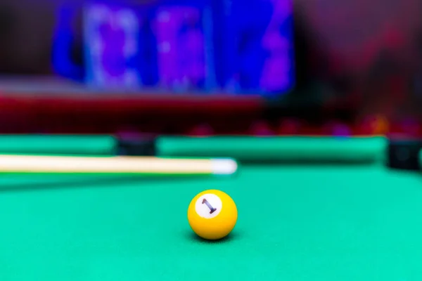 Μπιλιάρδο Παιχνίδι Πισίνα Μία Μπάλα Cue Στο Τραπέζι Μπιλιάρδου Πράσινο — Φωτογραφία Αρχείου