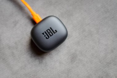 Kablosuz Bluetooth şarj kulaklığı. Sıfır kablo JBL Wave300 derin bas. Siyah JBL kulaklık. Anlaşıldı uzay. Litvanya, Telsiai.02-09-2023.