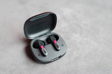 Yepyeni kablosuz bluetooth kulaklıklar. Sıfır kablo JBL Wave300 derin baslar. Siyah JBL kulaklık. Litvanya, Telsiai.02-09-2023.