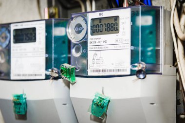 Kilowatt 'lık elektrik sayaçları, elektrik besleme sayaçları. Modern akıllı şebeke yerleşim yeri dijital güç sayacına yakın çekim. Kapalı mekanda çekim..