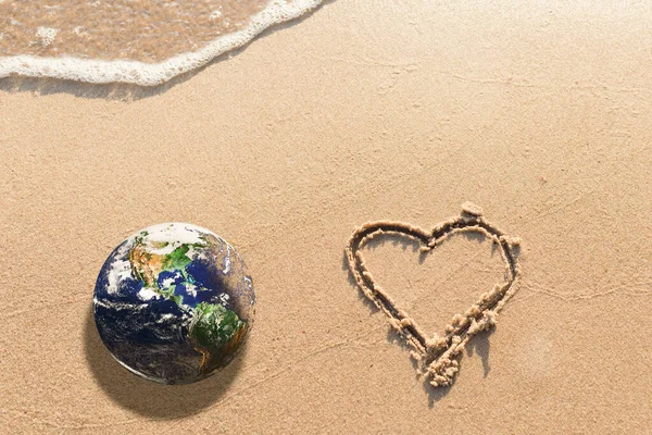 Świat Ziemi Globus Serce Narysowane Piasku Plaży Love Dbać Nasz — Zdjęcie stockowe