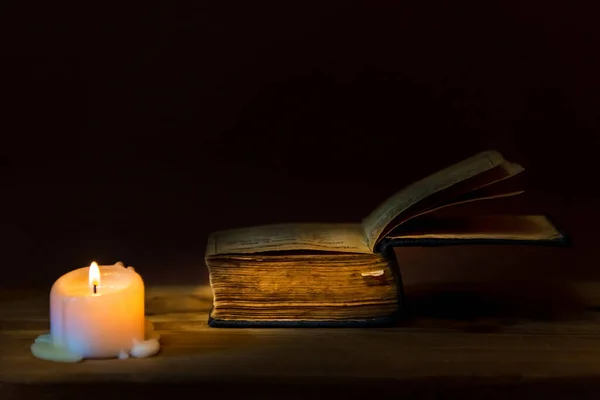Religiöses Konzept Bibel Und Kerze Auf Einem Alten Holztisch Schöner — Stockfoto