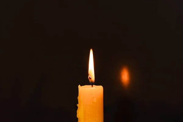 Старе Освітлення Свічки Темряві Закрийте Одинарне Світло Полум Чорному Тлі — стокове фото