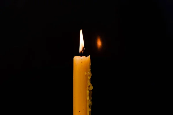Старе Освітлення Свічки Темряві Закрийте Одинарне Світло Полум Чорному Тлі — стокове фото