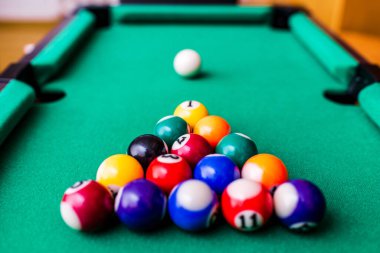 Bilardo topu yeşil masada bilardo ıstakası, bilardo, bilardo oyunu. Yeşil masada bilardo bilardosu piramidi..