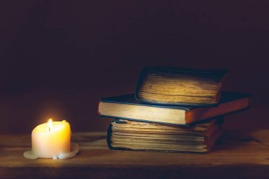 Dini kavram. İncil ve mum eski ahşap bir masa üzerinde. Kutsal kitabın yazıtları. Güzel, güzel, hoş bir din anlayışı..