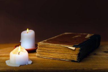 Dini kavram. Kutsal İncil ve mum eski ahşap bir masa üzerinde. Güzel altın arka plan. Güzel, hoş din kavramı..