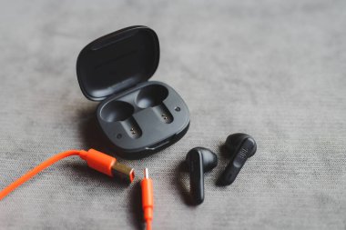 Yeni Kablosuz Bluetooth kulaklıklar. Sıfır kablo JBL Wave300 derin baslar. Siyah JBL kulaklıklar. Litvanya, Telsiai.02-09-2023.