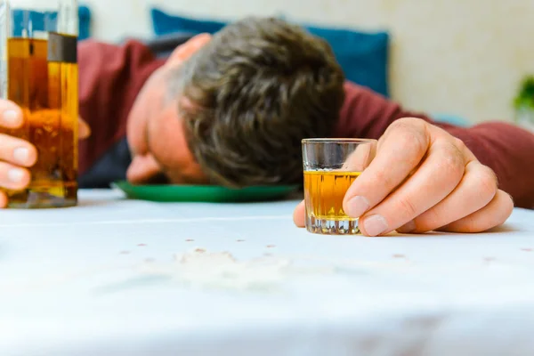 Niekontrolowane Spożycie Alkoholu Choroby Alkoholowej Zbliżenie Butelki Alkoholu Szkła Koncepcja — Zdjęcie stockowe