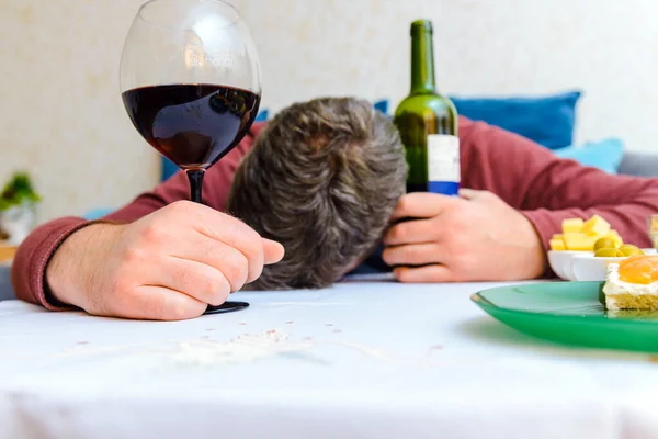 Okontrollerad Konsumtion Alkohol Alkoholism Sjukdom Närbild Vin Flaska Och Glas — Stockfoto