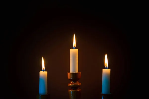 Kerzenflamme Auf Dunklem Hintergrund Symbol Des Gebets Und Der Erinnerung — Stockfoto