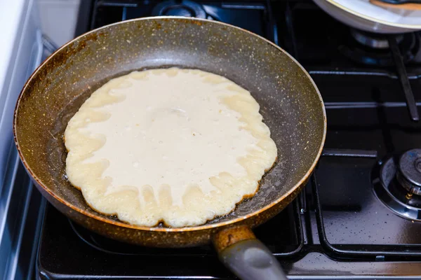 Het Bereiden Van Zelfgemaakte Pannenkoeken Koken Een Pannen Koken Pannenkoeken — Stockfoto