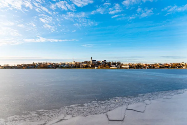 Miasto Telsiai Jezioro Lodowe Litwie Ładny Widok Zima Kolorowych Domów — Zdjęcie stockowe