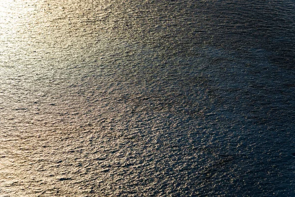 冬の冷たい日差しの中での氷湖のテクスチャ面 氷構造背景 — ストック写真