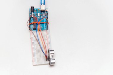 Ultrasonik uzaklık sensörü Arduino Ultrasonik nano tahtası. Kök projeler ve mini mühendislik projeleri beyaz üzerine kurulmuş, kopyalama alanı.