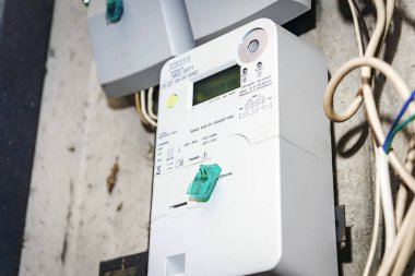 Yüklenmiş yeni bir dijital elektrik kilowatt saat ölçer. Ölçüm cihazı, müşteriler için doğru faturayı hesaplamak için sağlayıcı tarafından kullanılır. Kilowatt saat elektrik sayacı, elektrik besleme sayacı
