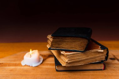 Dini kavram. İncil ve mum eski ahşap bir masa üzerinde. Kutsal kitabın yazıtları. Güzel, güzel, hoş bir din anlayışı..