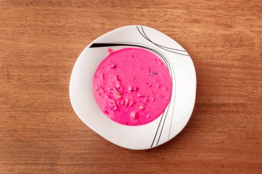 Pancar yapraklı soğuk çorba. Geleneksel soğuk pancar çorbası, sebzeli beyaz kase. Saltibarscai, kefir pancar çorbası, Litvanya çorbası..