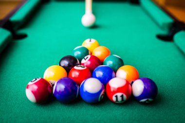 Bilardo topu yeşil masada bilardo ıstakası, bilardo, bilardo oyunu. Yeşil masada bilardo bilardosu piramidi..