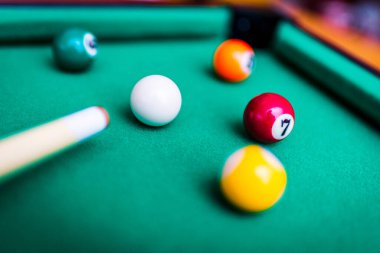 Yeşil bilardo masasında bilardo topu kompozisyonu. Kumar bilardo oyunu.