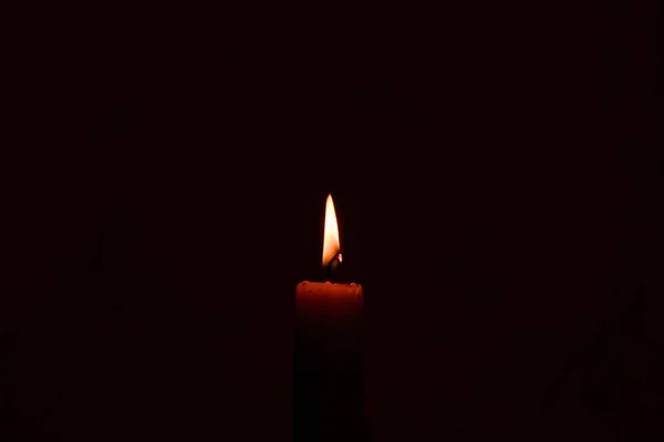 Una Candela Luce Che Brucia Luminosamente Nello Sfondo Buio — Foto Stock
