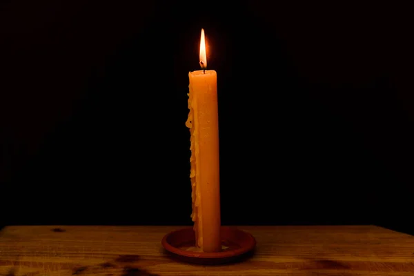 Světlo Svíčky Dřevěném Stole Tmavé Noci Samostatná Hořící Svíčka Světlo — Stock fotografie