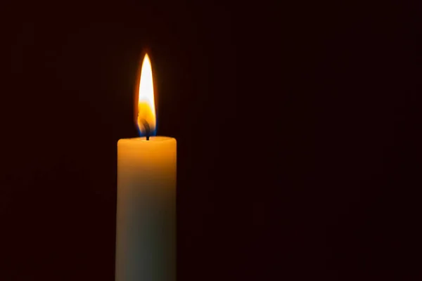 Karanlık Bir Arkaplanda Mum Alevi Ibadet Hatırlamanın Sembolü Din Kavramı — Stok fotoğraf