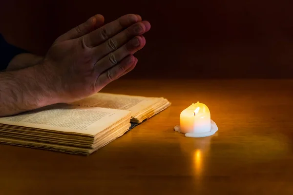 Koncepcje Religijne Młody Płatnik Modlił Się Biblii Pokoju Zapalił Starą — Zdjęcie stockowe