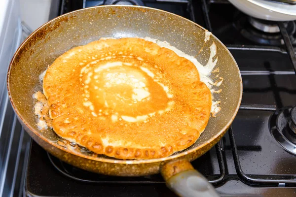 American Pancake Burn Pan Σπιτική Τηγανίτα Τηγανιτή Τηγάνι Στην Κουζίνα — Φωτογραφία Αρχείου