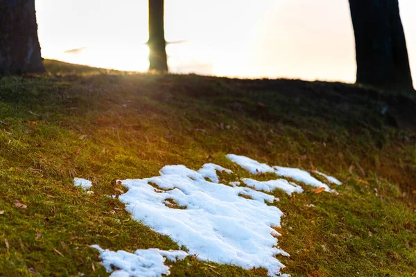 Весняний Пейзаж Таненням Снігу Розтопленими Плямами Ранньої Весни Сході Сонця — стокове фото