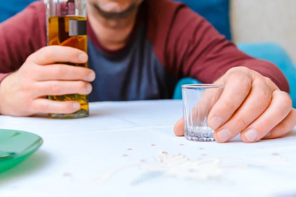 Niekontrolowane Spożycie Alkoholu Choroby Alkoholowej Zbliżenie Butelki Alkoholu Szkła Pojęcie — Zdjęcie stockowe