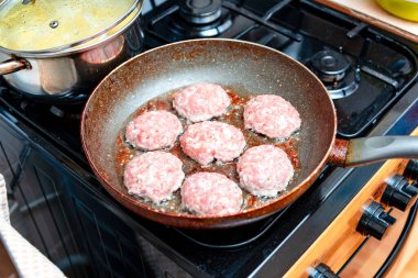 Mutfakta tavada kızaran çiğ köfteler..