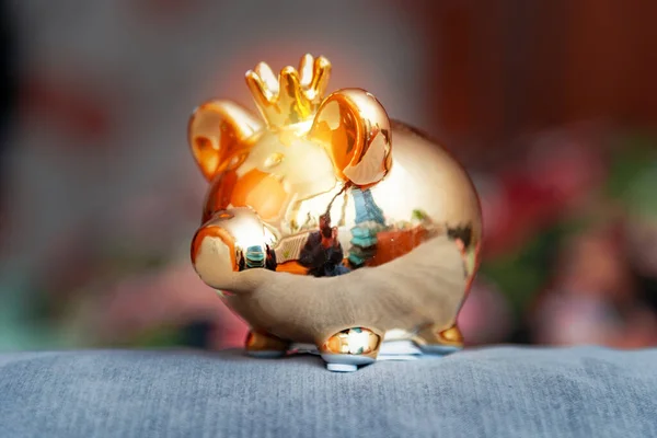 Golden Piggy Bank Com Crown King Conceito Poupança Dinheiro Vencedor — Fotografia de Stock