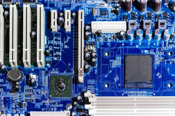 コンピュータのマザーボードは PcのCpuソケットです 電子システムコンピュータのマザーボード トランジスタ付きデジタルチップ マイクロ回路 — ストック写真