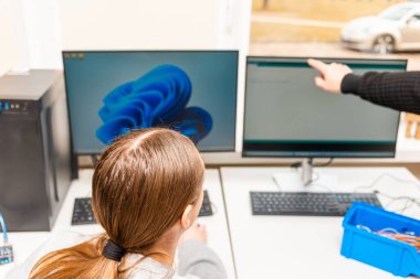 Genç Kafkasyalı öğrenci çevrimiçi öğreniyor.Kodlama robotu car.STEM matematik mühendisliği bilim teknolojisi bilgisayar kodu robotik gençlik konsepti. Telsiai, Litvanya 03-20-2023.