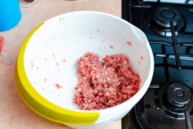 Evde yapmak için beyaz kâse içinde ev yapımı kıyma..