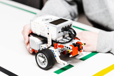 Diy Robot eğitimi almış genç kız öğrenci. Yeni proje üzerinde çalışan genç bilim adamı. Robot Araç Programını Öğrenme Eğitimi.