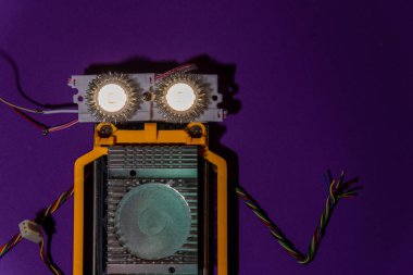 El yapımı robot arduino platformunda yatıyordu. DIY. Al. STEAM mor arka plan. Çocuklar ve gençler için kök eğitimi, robotik ve elektronik.