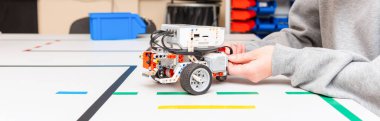 Kök eğitim derslerinde diy robot kullanan genç öğrenci. Tamirci oyuncak araba tamir ediyor. Yeni proje üzerinde çalışan genç bilim adamı. Kök eğitimi Robot Araç Programını Öğreniyor..