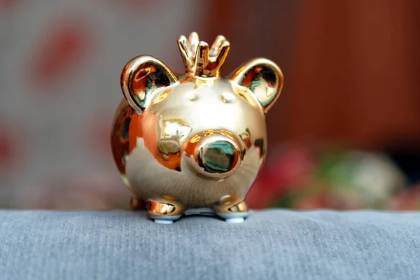 Golden Piggy Bank Com Crown King Conceito Poupança Dinheiro Vencedor — Fotografia de Stock